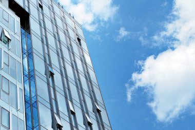 Modern bina. Camdan yapılmış modern ofis binası.