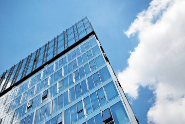 Modern bina. Camdan yapılmış modern ofis binası.