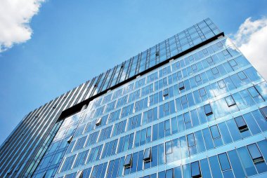 Modern bina. Camdan yapılmış modern ofis binası.