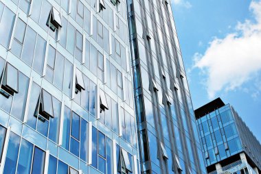 Modern bina. Camdan yapılmış modern ofis binası.