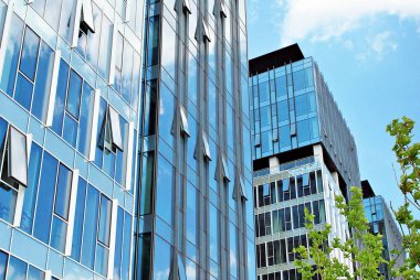 Modern bina. Camdan yapılmış modern ofis binası.