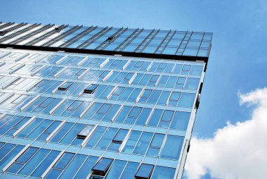 Modern bina. Camdan yapılmış modern ofis binası.