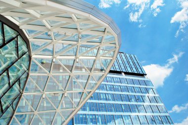 Modern bina. Camdan yapılmış modern ofis binası.