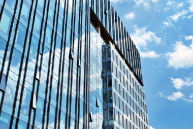 Modern bina. Camdan yapılmış modern ofis binası.