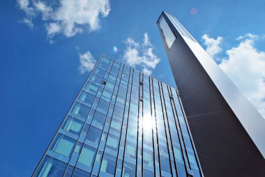 Modern bina. Camdan yapılmış modern ofis binası.