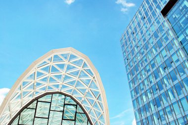 Modern bina. Camdan yapılmış modern ofis binası.