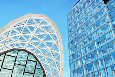 Modern bina. Camdan yapılmış modern ofis binası.