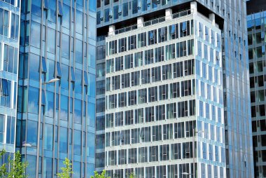 Modern bina. Camdan yapılmış modern ofis binası.