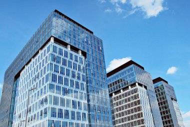 Modern bina. Camdan yapılmış modern ofis binası.