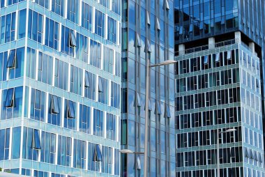 Modern bina. Camdan yapılmış modern ofis binası.