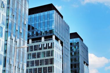 Modern bina. Camdan yapılmış modern ofis binası.