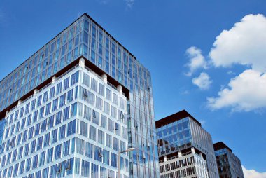 Modern bina. Camdan yapılmış modern ofis binası.