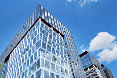 Modern bina. Camdan yapılmış modern ofis binası.