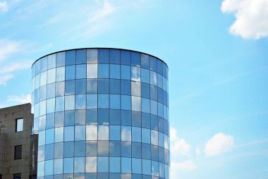 Modern bina. Camdan yapılmış modern ofis binası.