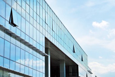 Modern bina. Camdan yapılmış modern ofis binası.