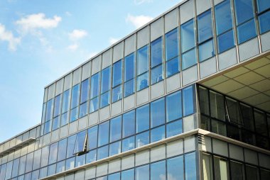 Modern bina. Camdan yapılmış modern ofis binası.