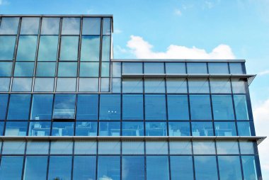 Modern bina. Camdan yapılmış modern ofis binası.