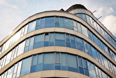 Modern bina. Camdan yapılmış modern ofis binası.