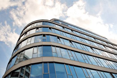 Modern bina. Camdan yapılmış modern ofis binası.