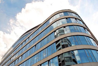 Modern bina. Camdan yapılmış modern ofis binası.