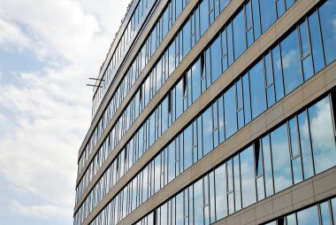 Modern bina. Camdan yapılmış modern ofis binası.