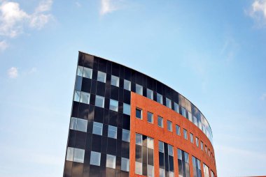 Modern bina. Camdan yapılmış modern ofis binası.