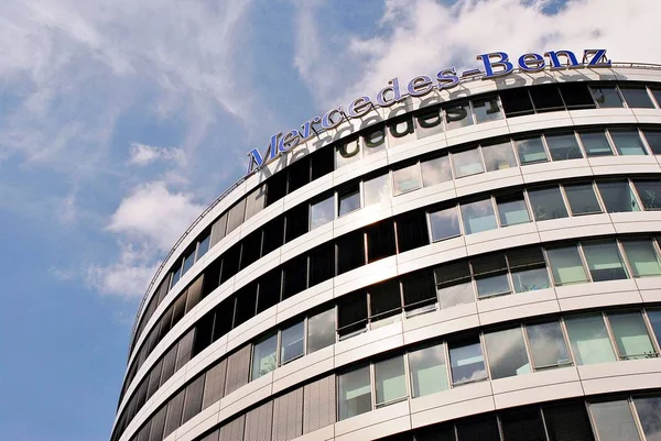 Mercedes-Benz es un edificio de oficinas de alta gama — Foto de Stock