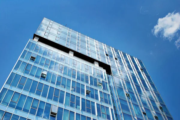 Edificio moderno. Edificio per uffici moderno con facciata di vetro — Foto Stock