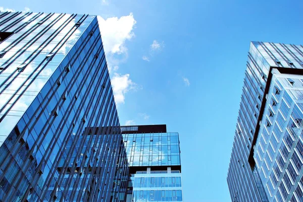 Modern bina. Camdan yapılmış modern ofis binası.