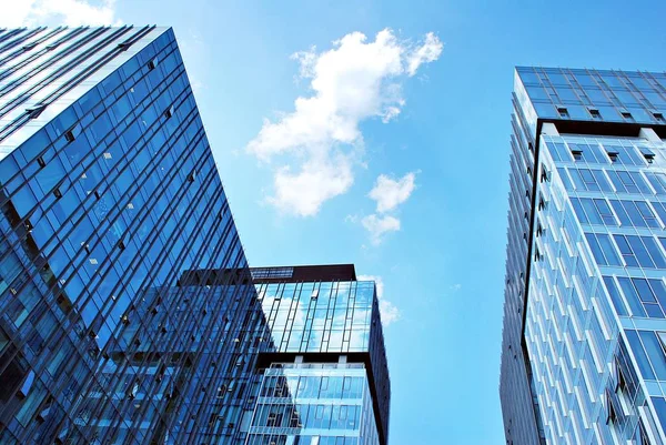 Modern bina. Camdan yapılmış modern ofis binası.