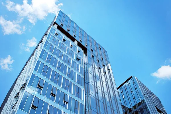 Edificio moderno. Edificio per uffici moderno con facciata di vetro — Foto Stock