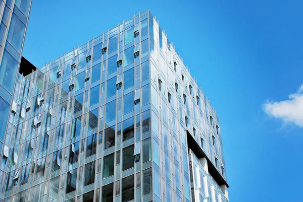 Modern bina. Camdan yapılmış modern ofis binası.
