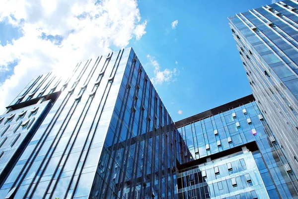 Modern bina. Camdan yapılmış modern ofis binası.