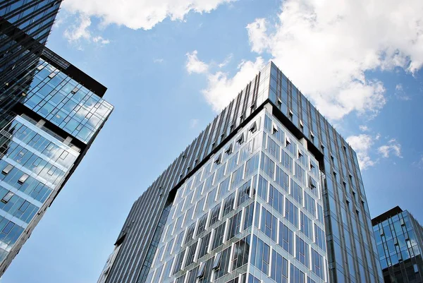 Moderno edificio de oficinas con fachada de vidrio — Foto de Stock