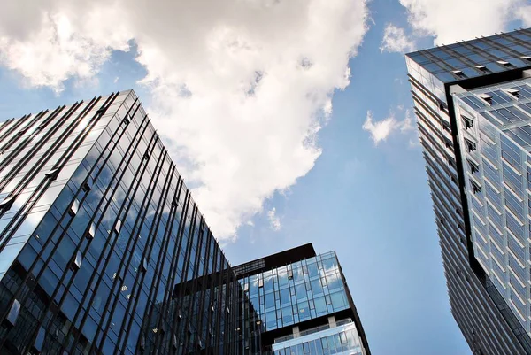 Modern bina. Camdan yapılmış modern ofis binası.