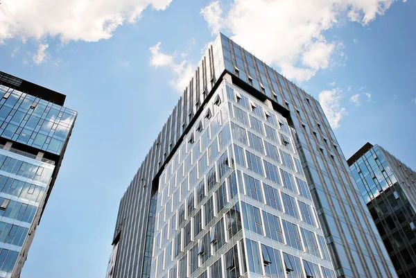 Modern bina. Camdan yapılmış modern ofis binası.