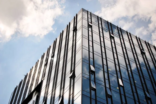 Modern kantoorgebouw met gevel van glas — Stockfoto