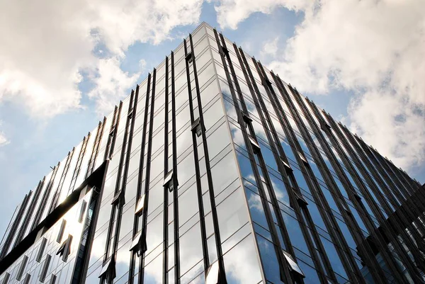 Modern bina. Camdan yapılmış modern ofis binası.