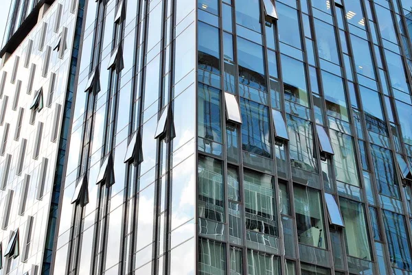 Moderno edificio de oficinas con fachada de vidrio — Foto de Stock