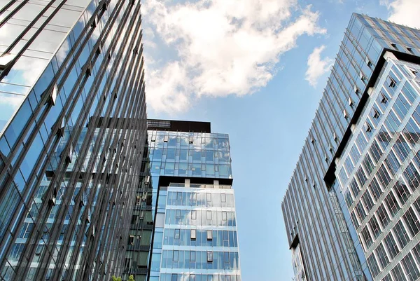 Modern bina. Camdan yapılmış modern ofis binası.