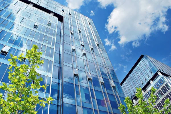 Modern bina. Camdan yapılmış modern ofis binası.