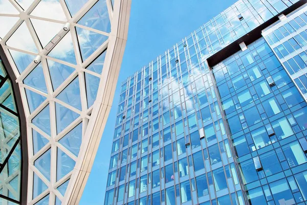 Immeuble de bureaux moderne avec façade en verre — Photo