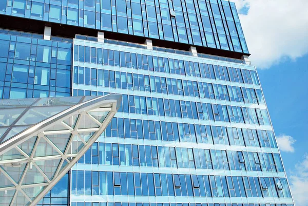 Modern bina. Camdan yapılmış modern ofis binası.