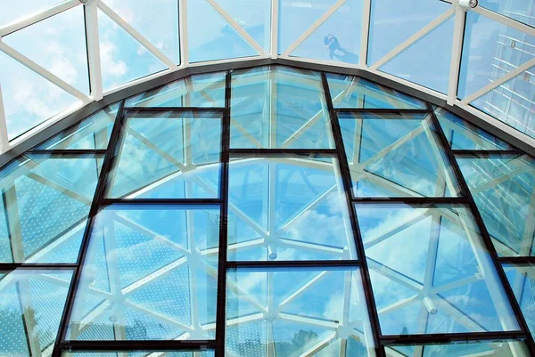 近代的な建物。ガラスのファサードとモダンなオフィスビル — ストック写真