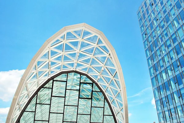 Modern bina. Camdan yapılmış modern ofis binası.