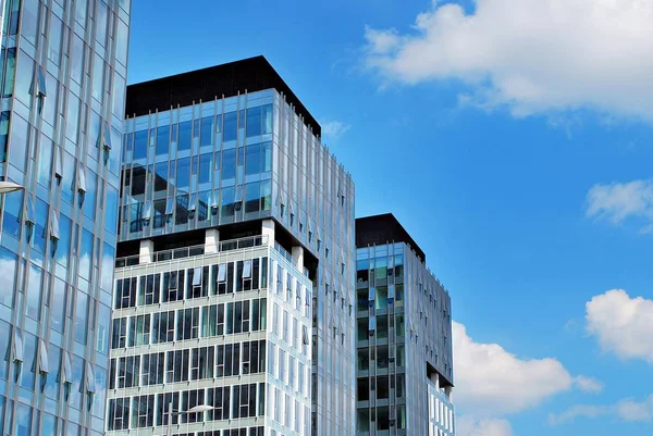 Modern bina. Camdan yapılmış modern ofis binası.