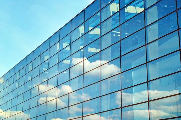 Moderno edificio de oficinas con fachada de vidrio — Foto de Stock