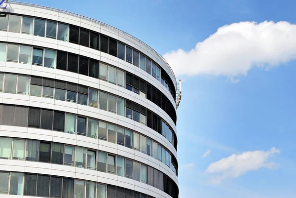 Moderno edificio de oficinas con fachada de vidrio — Foto de Stock