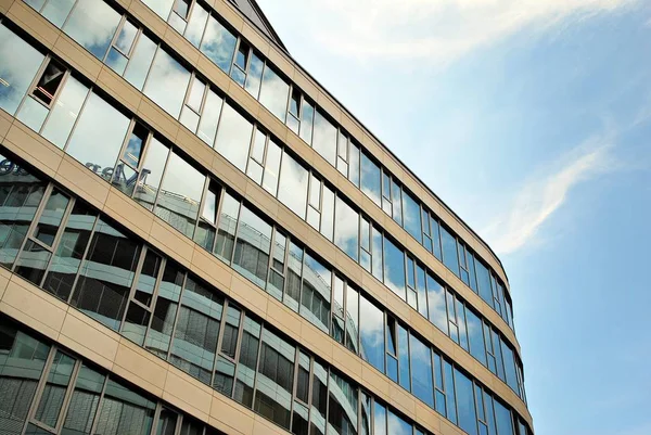 Modern building.Modern office building with facade of glass — Stock Photo, Image