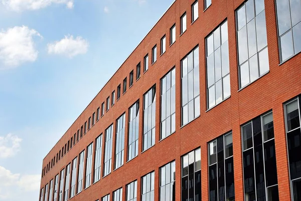 Immeuble de bureaux moderne avec façade en verre — Photo